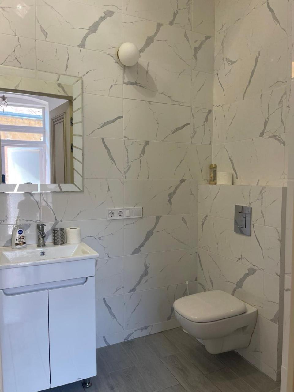 Newtone Apartment Černivci Esterno foto