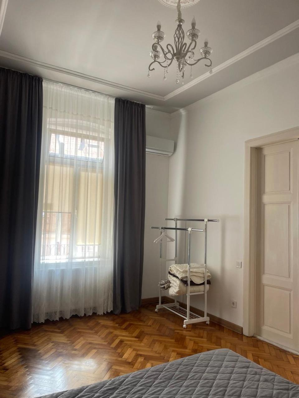 Newtone Apartment Černivci Esterno foto