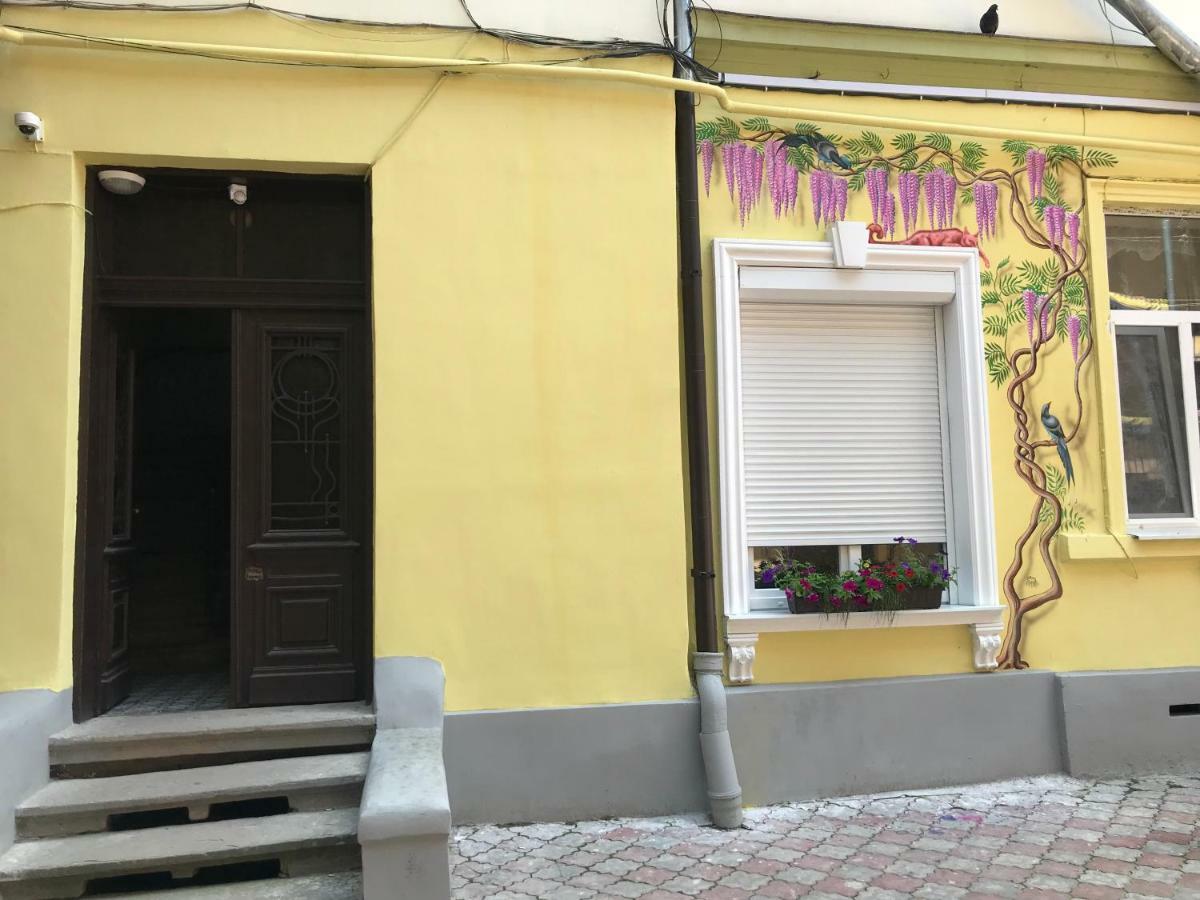 Newtone Apartment Černivci Esterno foto